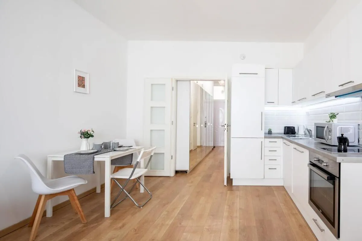 Central - Fresh Home With Balcony Budapest Apartment